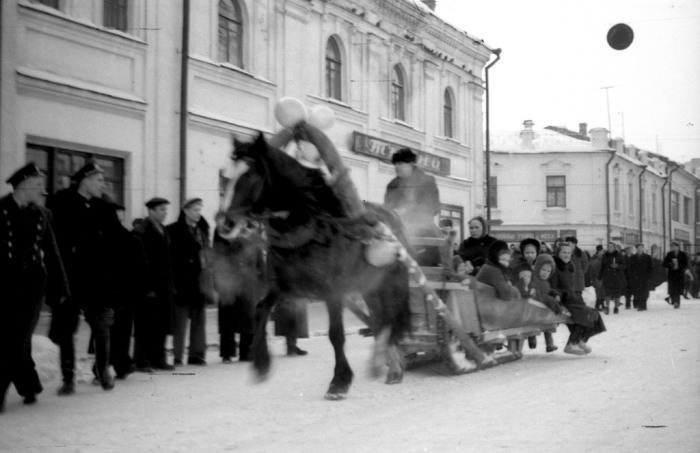 Катание детей на санях. СССР, Ярославль, 1950-е годы.