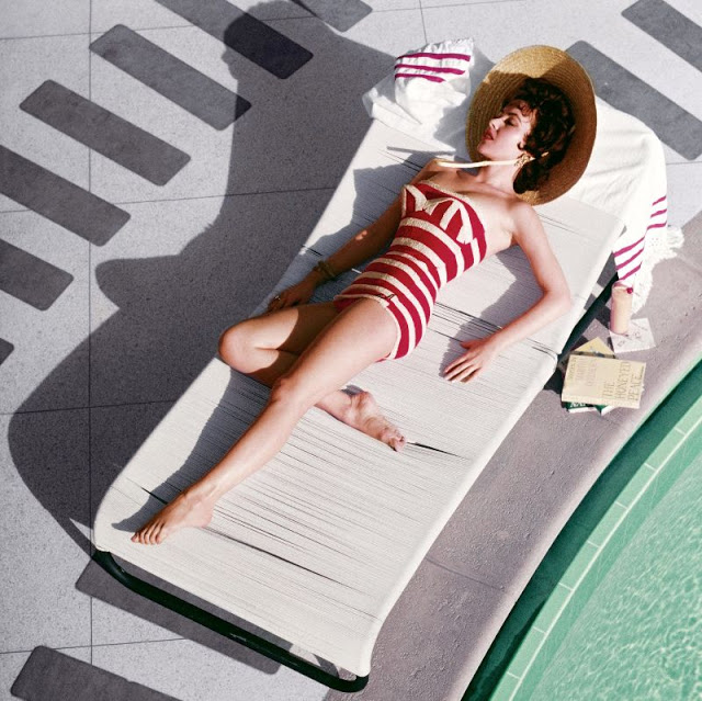 Известная британская актриса Мара Лейн отдыхает у бассейна. США, Лас-Вегас, 1954 год.