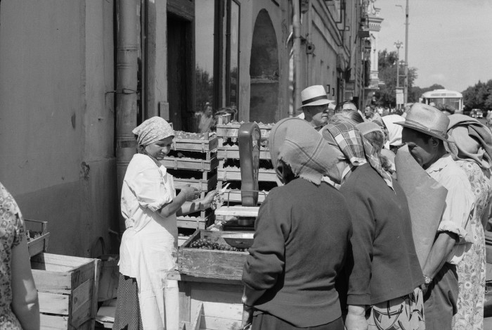  Уличная торговля виноградом на Сокольнической площади. СССР, Москва, 1961 год.