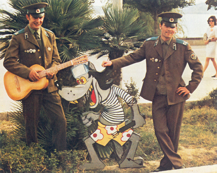 Солдаты в увольнении позируют с персонажем мультфильма.