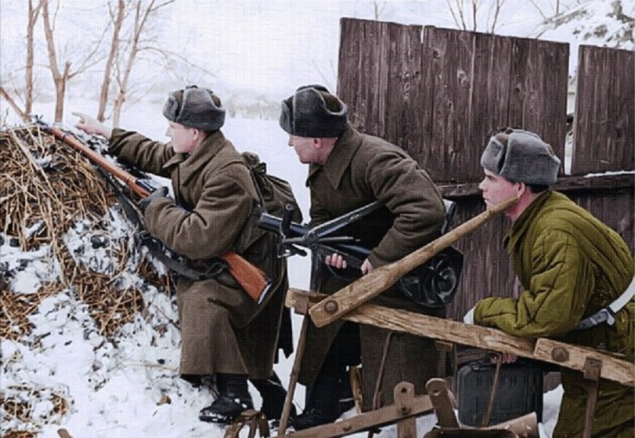 Солдаты на боевой позиции в деревне во время битвы под Москвой.