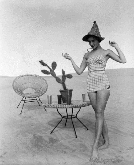 Девушка в купальнике по среди пустыни. 1960-е годы. 