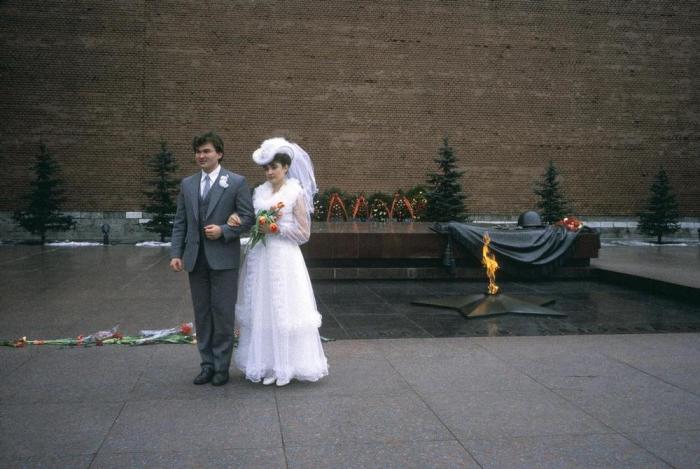 Молодожёны у Могилы Неизвестного Солдата. СССР, Москва, 1989 год. 