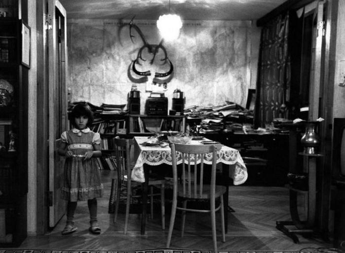 Маленькая девочка ждёт гостей, которые должны придти к родителям, 1989 год. 