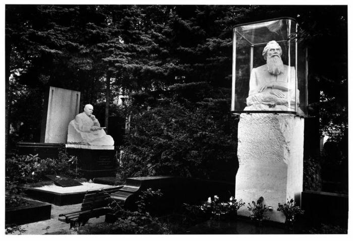 Надгробья на Новодевичьем кладбище с бюстами в натуральную величину, 1967 год.