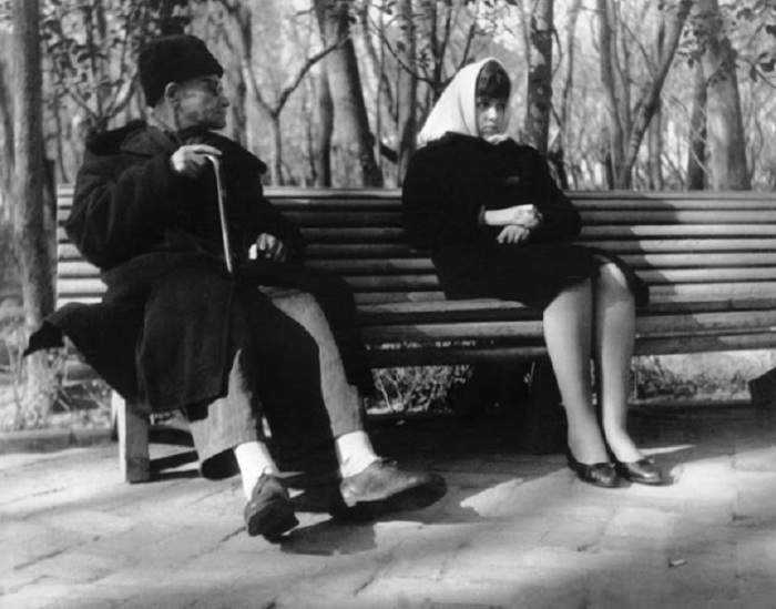 Пожилой мужчина и молодая женщина в парке. Фотограф: Григорий Мхитарян. 
