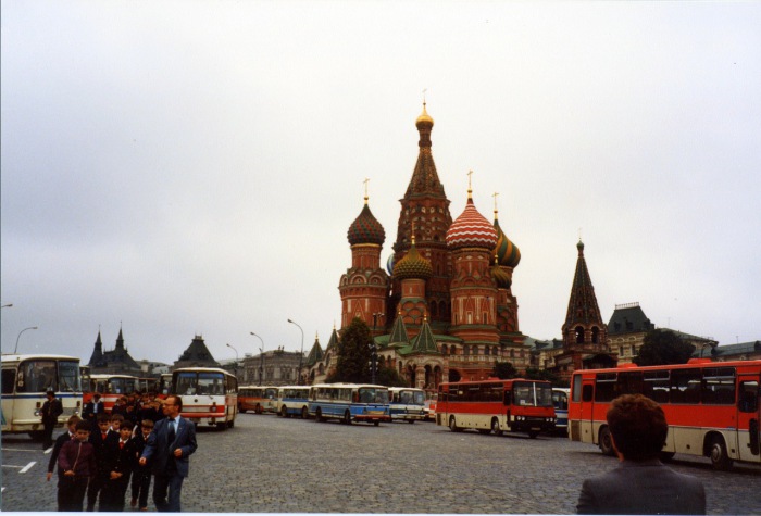 Автобусы возле Собора Василия Блаженного на Красной площади. СССР, Москва, 1985 год.