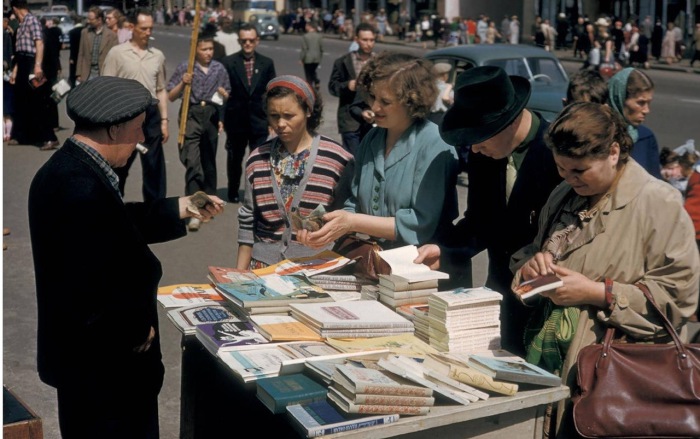 Уличная торговля книгами. СССР, Москва, 1959 год.
