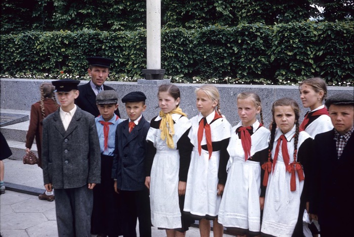 Группа школьников в форме. СССР, Киев, 1959 год.