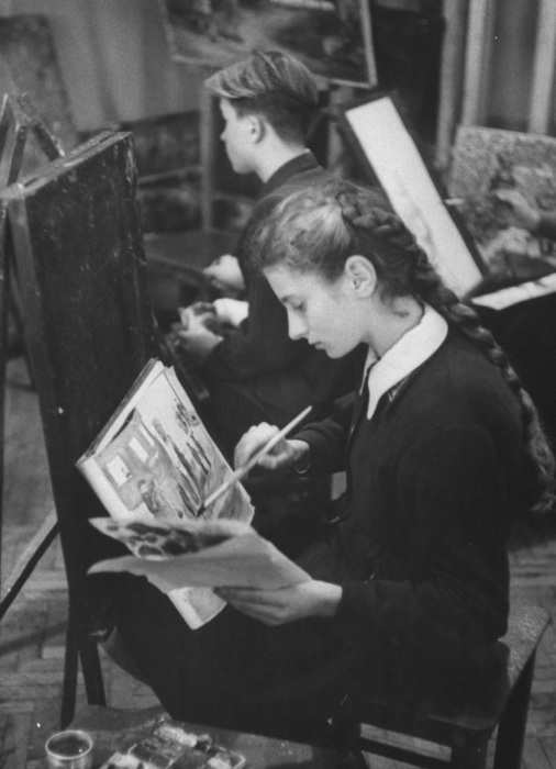 Студенты, пишущие картины в художественном классе. СССР, Москва, 1955 год.
