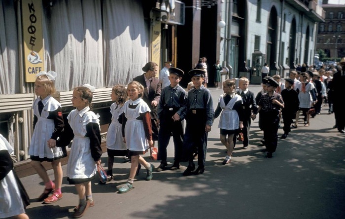 Школьники, идущие в театр. СССР, Москва, 1959 год.
