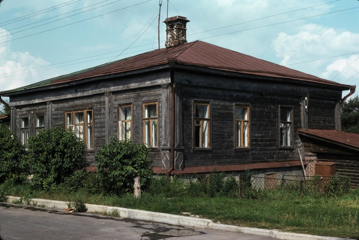 Типичный деревянный дом в одном из поселков. СССР, Суздаль, 1975 год. 