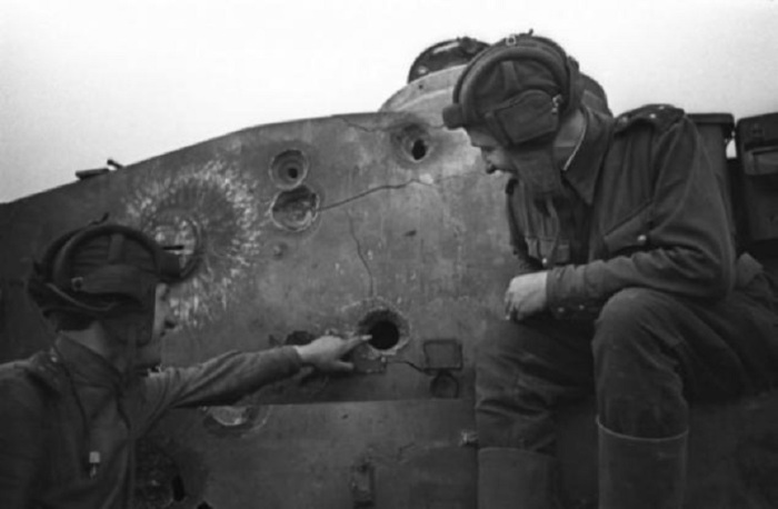 Командир показывает пробоину в башне немецкого танка Тигр.