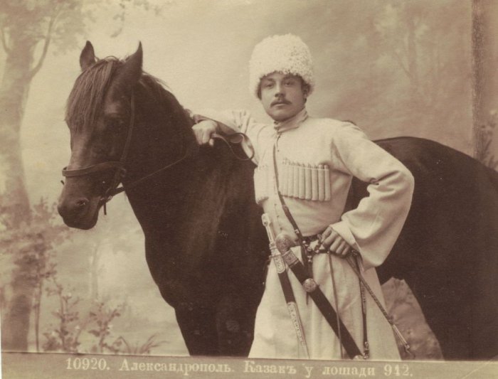  Казак у лошади. Город Александрополь, 1912 год.