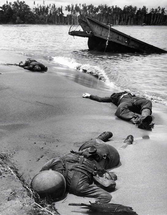 Тела американских морских пехотинцев на пляже Бана в Новой Гвинее в феврале 1943 года.