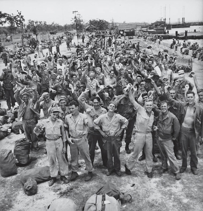 Американцы на Филиппинах празднуют безоговорочную капитуляцию Японии в августе 1945 года.