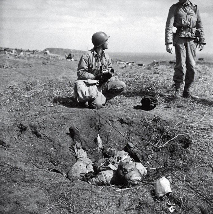 Американцы рядом с трупом японского солдата на Иводзиме.