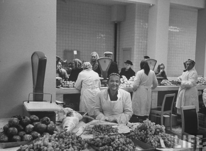 Торговец фруктами на центральном рынке. СССР, Москва, 1961 год.