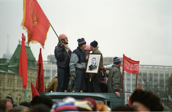  Коммунисты с портретом Сталина в дни революции.
