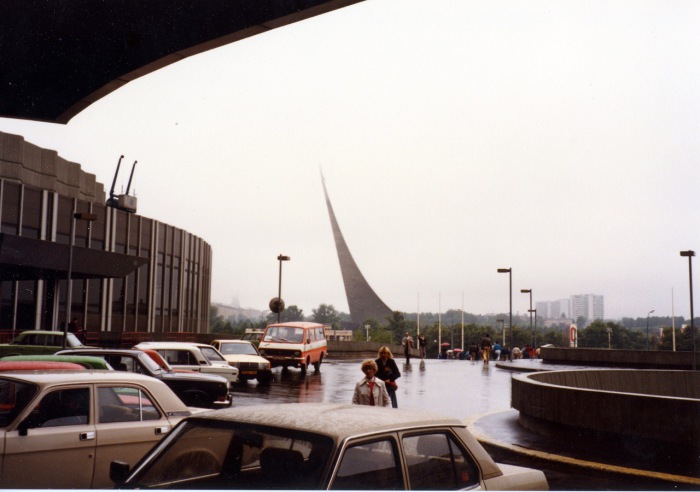 Гостиница Космос и памятник покорителям космоса. СССР, Москва, 1985 год.