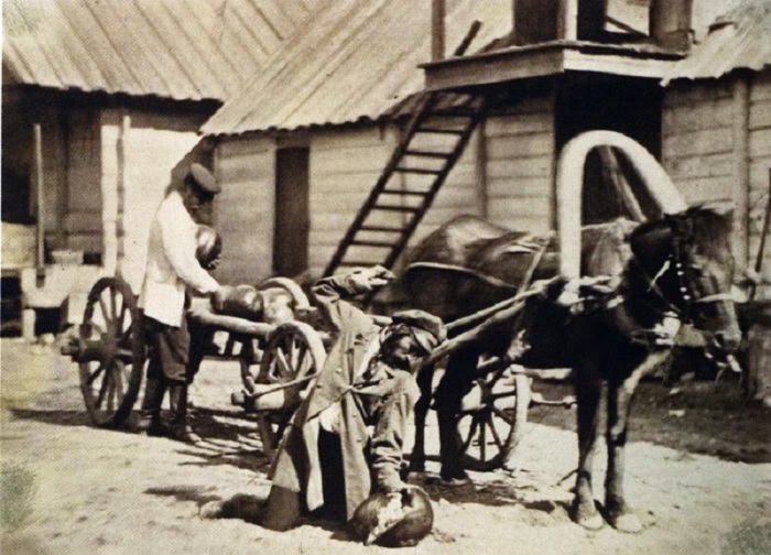 Казаки разбивают испорченные арбузы. 1875-1876 год. Фото: Ivan Boldyrev. 