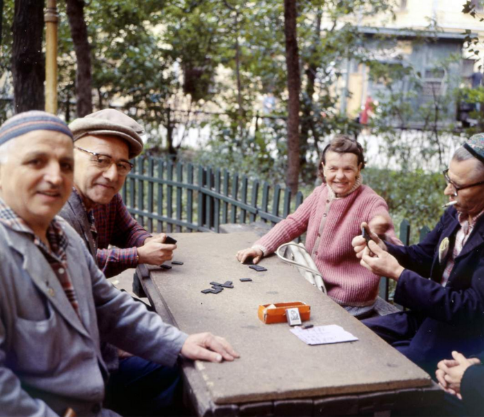Люди, играющие в домино во дворе. СССР, Москва, 1963 год. 