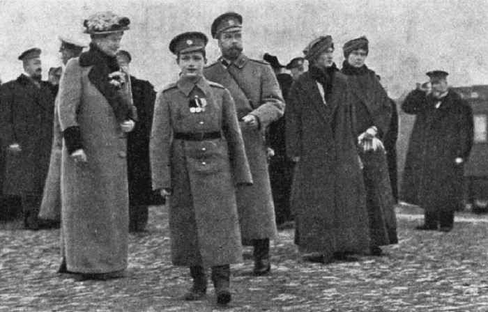 Императорская семья в Ставке в октябре 1915 года. 