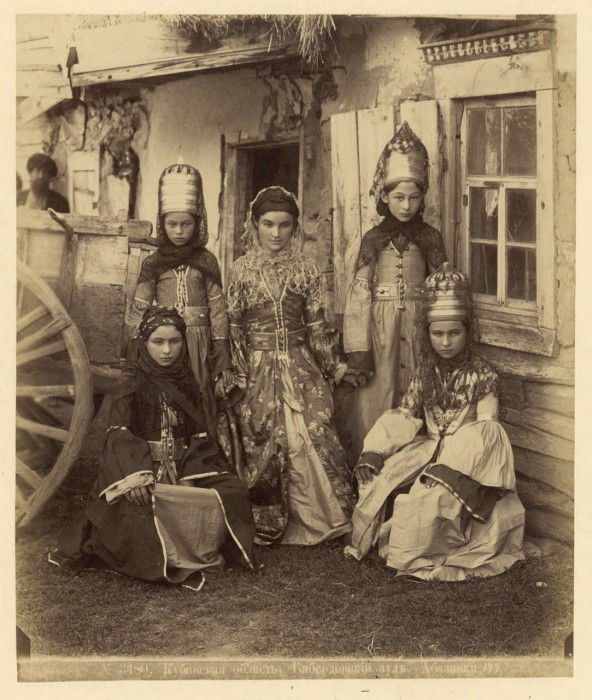 Молодые абазинки. Кубанская область, 1890 год.