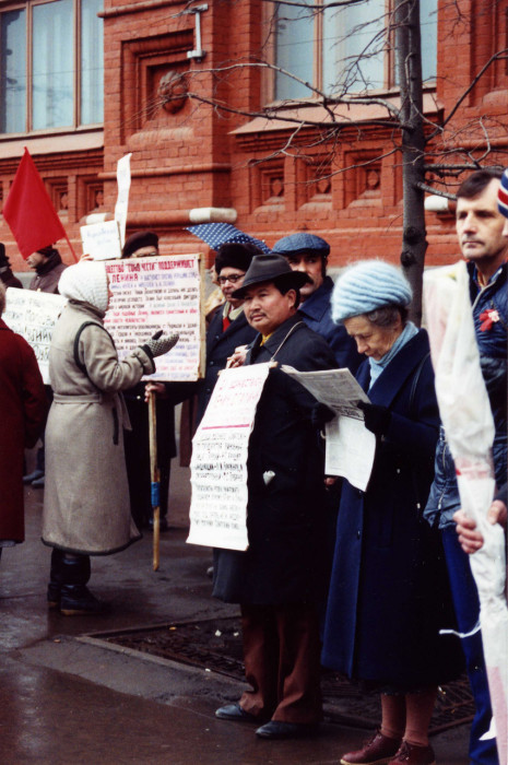 Протестующие возле музея Ленина.
