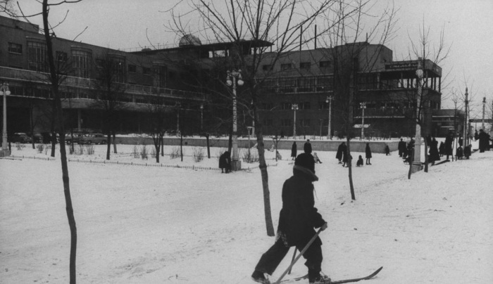 Мальчик, катающийся на лыжах. СССР, Москва, 1955 год.