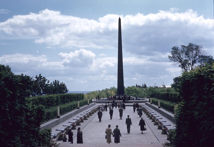Люди, пришедшие к парку Вечной Славы. СССР, Киев, 1959 год.