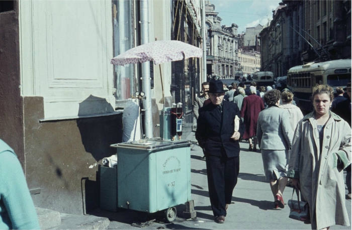 Уличные аппараты для продажи газировки. Москва, 1961 год. 