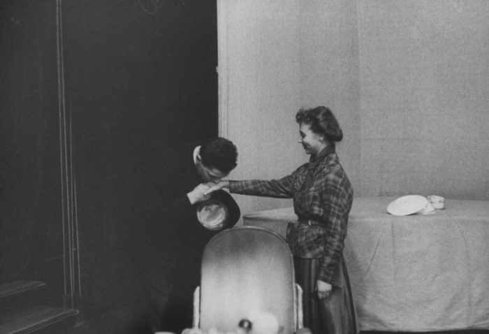  Обучение в театральной школе первокурсников искусству целовать руку дамам. СССР, Москва, 1955 год.