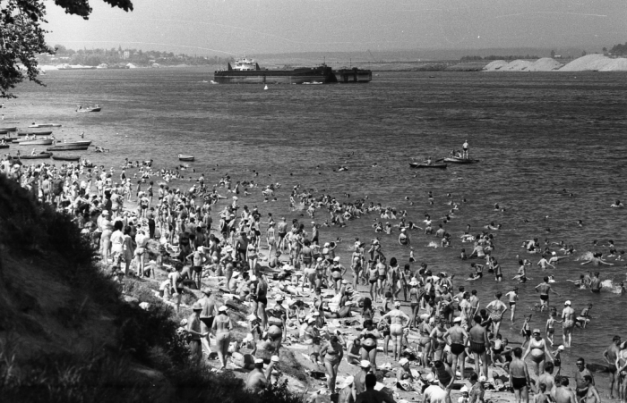 Люди, отдыхающие на пляже в Павловской роще. СССР, Ярославль, 1970-е годы.
