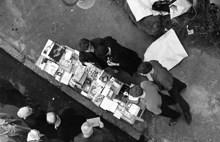 Продажа книг на улице под открытым небом. СССР, Ярославль, 1970-е годы.