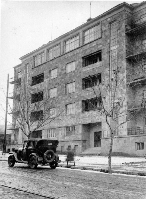 Здание в Ереване, выделенное университетской профессуре и другим представителям интеллигенции в 1930-х годах.
