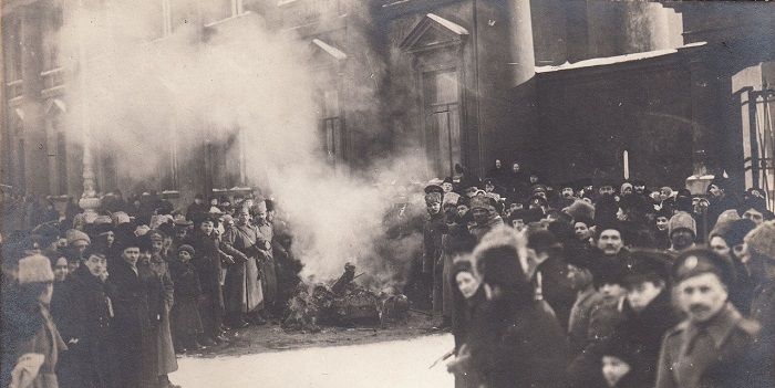 Сожжение гербов и знамен. Петроград, 1917 год. 
