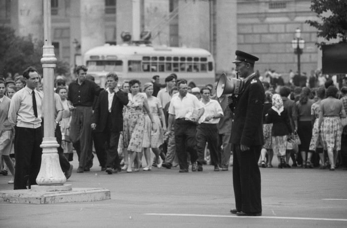 Постовой на перекрестке. СССР, Москва, 1961 год.