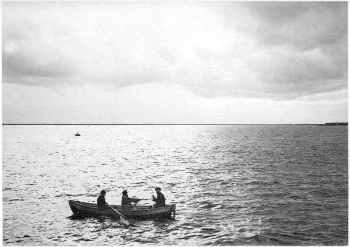 Таможенная лодка, плывущая по Белому морю. Россия, 1910 год.