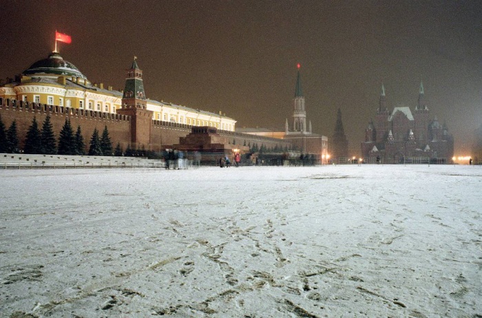 Вечер последнего дня, когда советский флаг развевается над Кремлем на Красной площади в Москве.