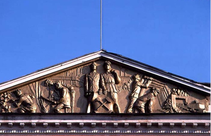 Фриз на здании угольной компании. СССР, Иркутск, 1988 год.