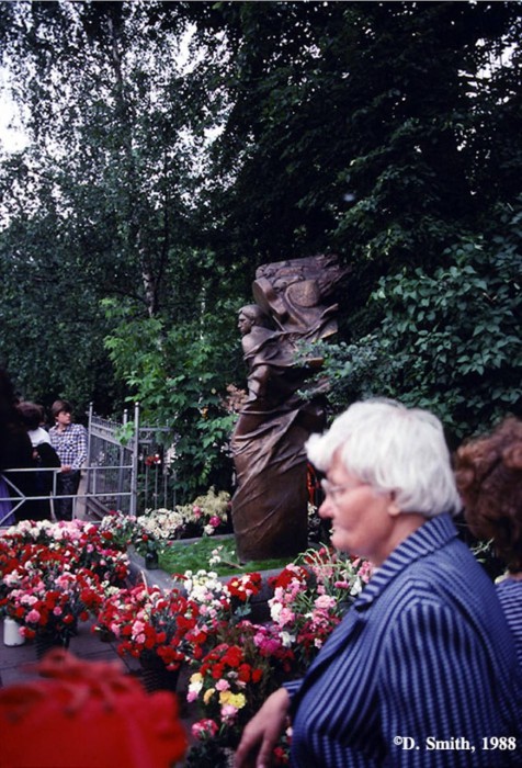 Туристы на могиле Владимира Высоцкого на Ваганьковском кладбище. СССР, Москва, 1988 год.