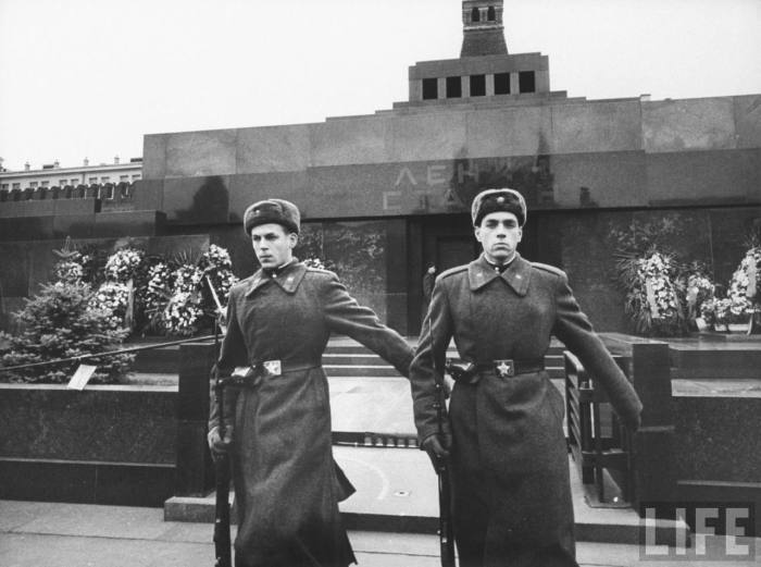 Почетный караул у мавзолея Ленина-Сталина. СССР, Москва, 1961 год.