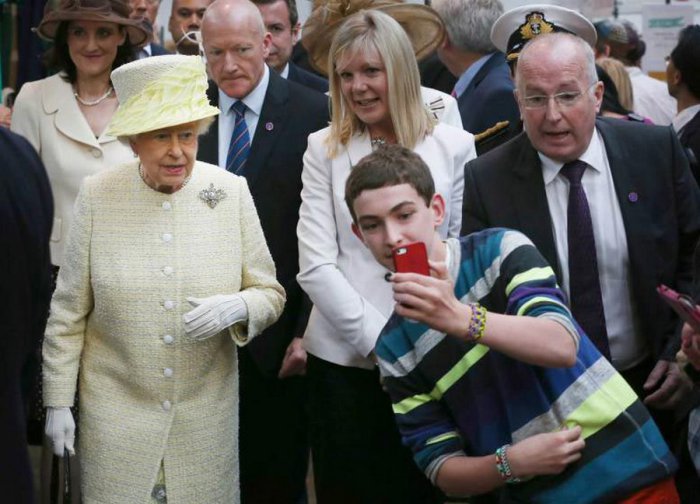 Мальчик делающий селфи с королевой Елизаветой II во время её визита в Северную Ирландию.