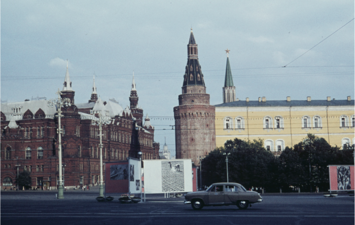 Огромная улица перед Государственным историческим музеем. Москва, 1961 год.
