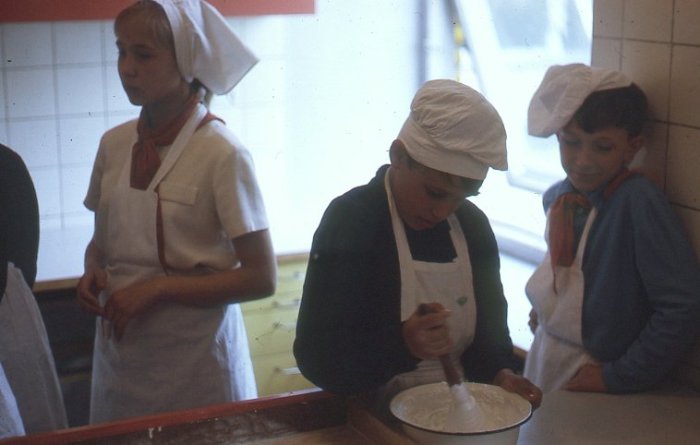 Приготовление пищи во дворце пионеров в Москве. СССР, 1971 год.