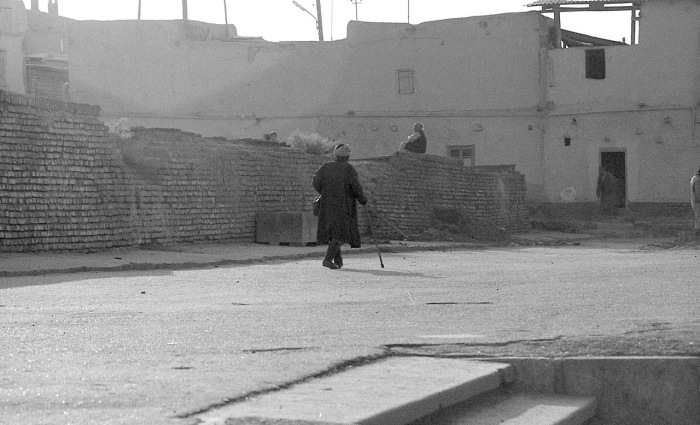 Мужчина с тростью идущий по улице. СССР, Узбекистан, Бухара, 1984 год.