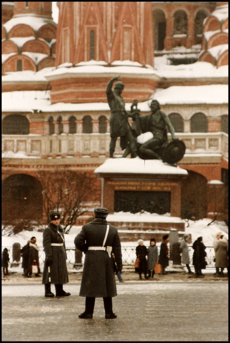 Милиционеры у памятника Минину и Пожарскому. СССР, Москва, 1985 год.