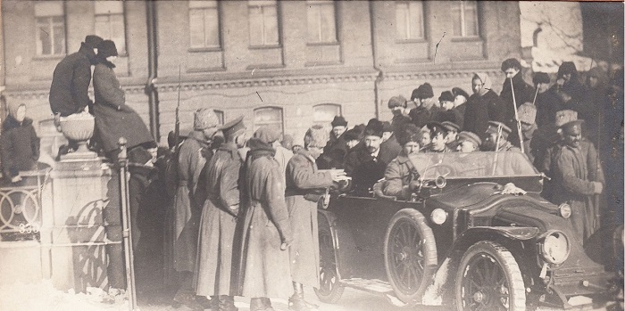 Предъявление пропуска и осмотр автомобиля при въезде в Таврический дворец. Петроград, 1917 год.