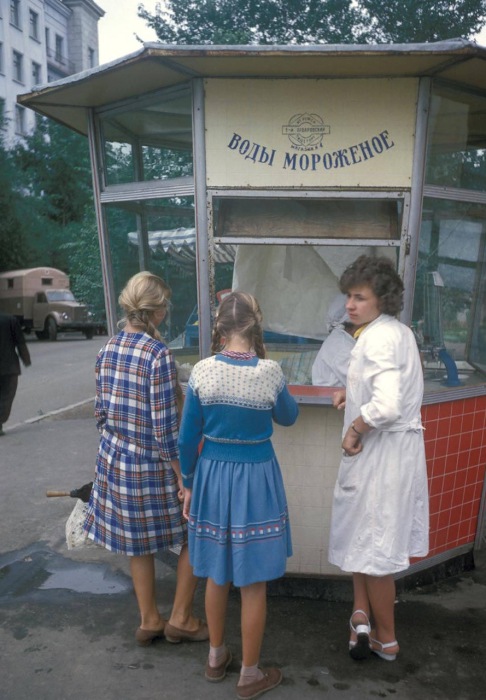 Очередь за газированной водой и мороженым. СССР, Москва, 1959 год.